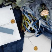 結婚式招待状と花